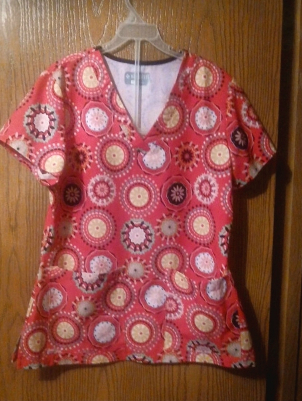 Med Couture Coral Pink Circular Medallion V-Neck Scrub Top Size Small